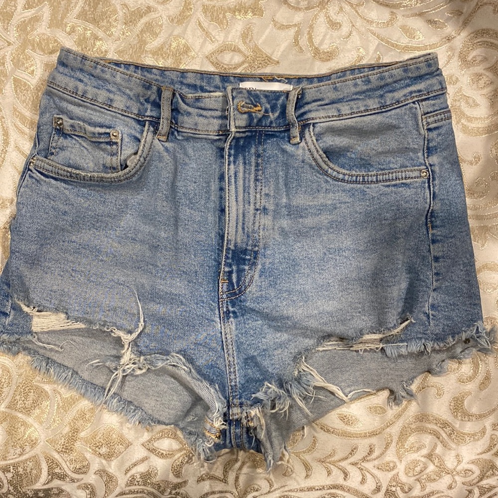 zara light wash shorts